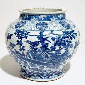 Een Chinese blauw-witte balustervormige "feniks" pot met shou symbolen, 19e eeuw — foto 1
