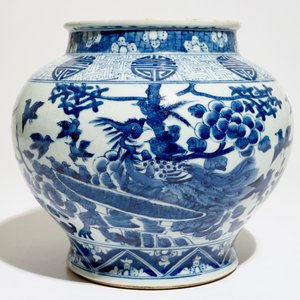 Een Chinese blauw-witte balustervormige "feniks" pot met shou symbolen, 19e eeuw — foto 2