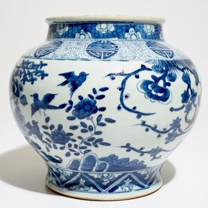 Een Chinese blauw-witte balustervormige "feniks" pot met shou symbolen, 19e eeuw — foto 5