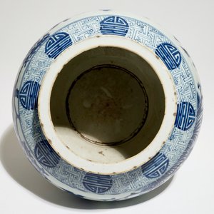 Een Chinese blauw-witte balustervormige "feniks" pot met shou symbolen, 19e eeuw — foto 6