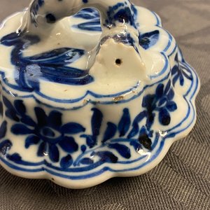 Een Chinese blauw-witte bamboevormige theepot met deksel, Kangxi — foto 8