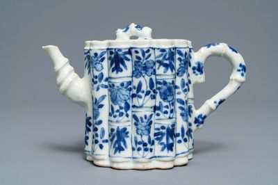 Een Chinese blauw-witte bamboevormige theepot met deksel, Kangxi