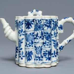 Een Chinese blauw-witte bamboevormige theepot met deksel, Kangxi — foto 1