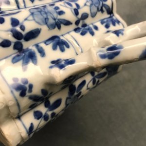 Een Chinese blauw-witte bamboevormige theepot met deksel, Kangxi — foto 12