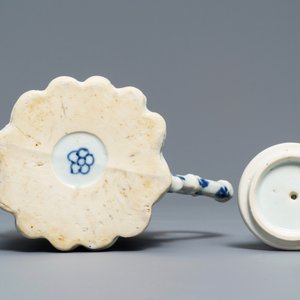 Een Chinese blauw-witte bamboevormige theepot met deksel, Kangxi — foto 5