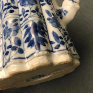 Een Chinese blauw-witte bamboevormige theepot met deksel, Kangxi — foto 9