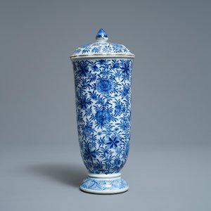 Een Chinese blauw-witte beker met deksel, Kangxi — foto 2
