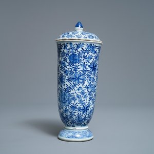 Een Chinese blauw-witte beker met deksel, Kangxi — foto 4