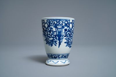 Een Chinese blauw-witte beker naar Europees zilveren model, Kangxi