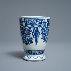 Een Chinese blauw-witte beker naar Europees zilveren model, Kangxi — foto 3