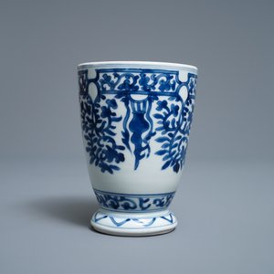 Een Chinese blauw-witte beker naar Europees zilveren model, Kangxi — foto 4