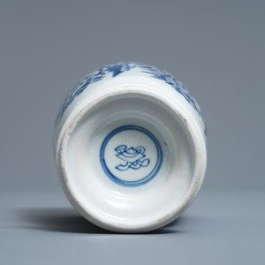 Een Chinese blauw-witte beker naar Europees zilveren model, Kangxi — foto 6