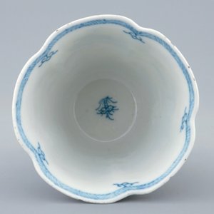 Een Chinese blauw-witte beker op voet met vlakverdeling, Kangxi — foto 3