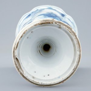 Een Chinese blauw-witte beker op voet met vlakverdeling, Kangxi — foto 4