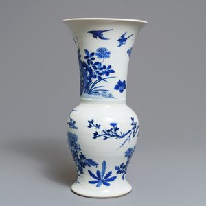 Een Chinese blauw-witte 'bianco sopra bianco' yenyen vaas met vogels bij bloesems, Kangxi — foto 3