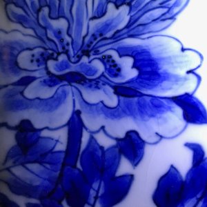 Een Chinese blauw-witte 'bianco sopra bianco' yenyen vaas met vogels bij bloesems, Kangxi — foto 31
