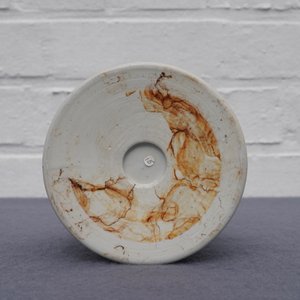 Een Chinese blauw-witte 'bitong' penselenbeker met een karper, Kangxi — foto 14