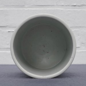 Een Chinese blauw-witte 'bitong' penselenbeker met een karper, Kangxi — foto 15