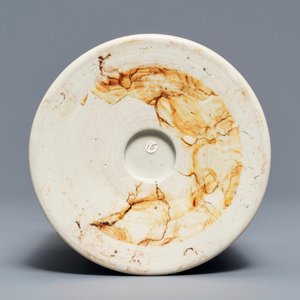 Een Chinese blauw-witte 'bitong' penselenbeker met een karper, Kangxi — foto 5