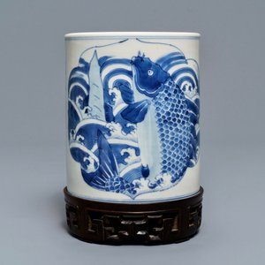 Een Chinese blauw-witte 'bitong' penselenbeker met een karper, Kangxi — foto 7