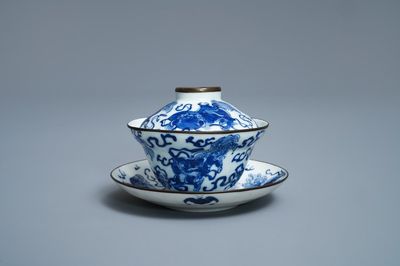 Een Chinese blauw-witte 'Bleu de Hue' dekselkom op onderschotel voor de Vietnamese markt, 19e eeuw