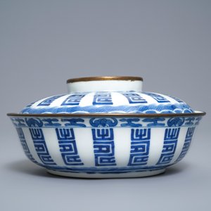 Een Chinese blauw-witte 'Bleu de Hue' dekselkom voor de Vietnamese markt, 19e eeuw — foto 3