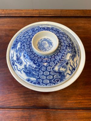 Een Chinese blauw-witte 'Bleu de Hue' dekselkom voor de Vietnamese markt, 'draak' merk voor de periode Thiệu Trị (1841-1847) — foto 4