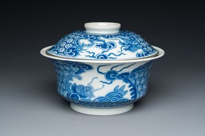 Een Chinese blauw-witte 'Bleu de Hue' dekselkom voor de Vietnamese markt, 'draak' merk voor de periode Thiệu Trị (1841-1847)
