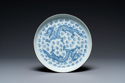 Een Chinese blauw-witte 'Bleu de Hue' 'draken' schotel, Ngoan Ngoc merk, 19e eeuw