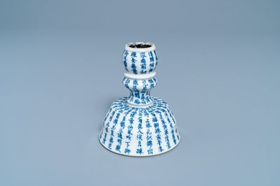 Een Chinese blauw-witte 'Bleu de Hue' kandelaar voor de Vietnamese markt, 19e eeuw