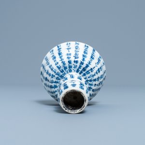 Een Chinese blauw-witte 'Bleu de Hue' kandelaar voor de Vietnamese markt, 19e eeuw — foto 6