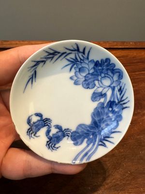 Een Chinese blauw-witte 'Bleu de Hue' schotel voor de Vietnamese markt, nội phủ thị nam 內府侍南 merk, 18e eeuw — foto 1