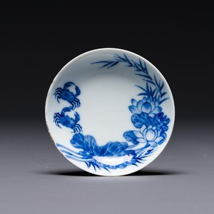 Een Chinese blauw-witte 'Bleu de Hue' schotel voor de Vietnamese markt, nội phủ thị nam 內府侍南 merk, 18e eeuw — foto 1