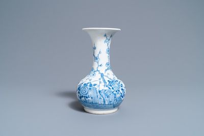Een Chinese blauw-witte 'Bleu de Hue' vaas voor de Vietnamese markt, Hanoi merk, 19e eeuw