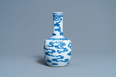 Een Chinese blauw-witte 'Bleu de Hue' vaas voor de Vietnamese markt, Kangxi