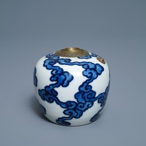 Een Chinese blauw-witte 'Bleu de Hue' waterpijp voor de Vietnamese markt, 18/19e eeuw — foto 1