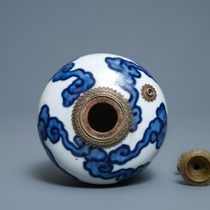 Een Chinese blauw-witte 'Bleu de Hue' waterpijp voor de Vietnamese markt, 18/19e eeuw — foto 7