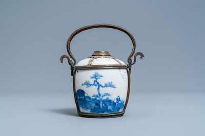 Een Chinese blauw-witte 'Bleu de Hue' waterpijp voor de Vietnamese markt, 19e eeuw