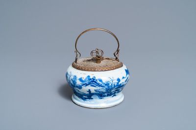 Een Chinese blauw-witte 'Bleu de Hue' waterpijp voor de Vietnamese markt, Kangxi
