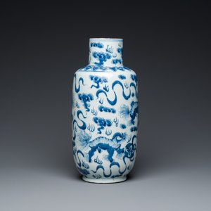 Een Chinese blauw-witte 'boeddhistische leeuwen' vaas en een 'langyao' kom, 19/20e eeuw — foto 11