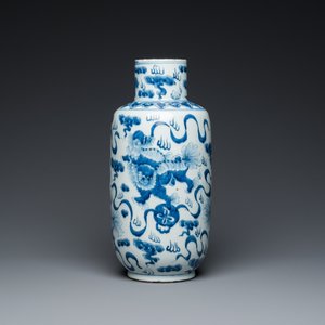 Een Chinese blauw-witte 'boeddhistische leeuwen' vaas en een 'langyao' kom, 19/20e eeuw — foto 10