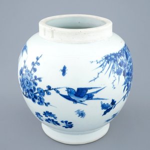 Een Chinese blauw-witte bolvaas met vogels met onderglazuur decor, Transitie periode, 1620-1683 — foto 1