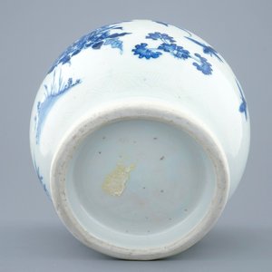 Een Chinese blauw-witte bolvaas met vogels met onderglazuur decor, Transitie periode, 1620-1683 — foto 3