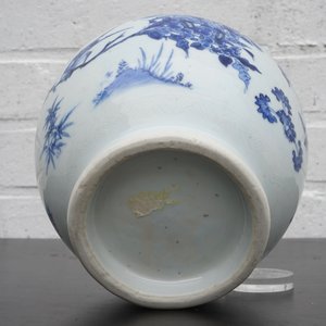 Een Chinese blauw-witte bolvaas met vogels met onderglazuur decor, Transitie periode, 1620-1683 — foto 8