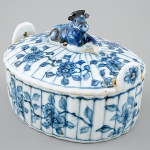 Een Chinese blauw-witte botervloot naar Delfts voorbeeld, Qianlong, 18e eeuw — foto 1