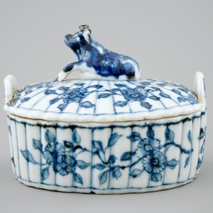 Een Chinese blauw-witte botervloot naar Delfts voorbeeld, Qianlong, 18e eeuw — foto 4