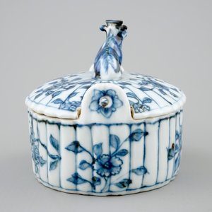 Een Chinese blauw-witte botervloot naar Delfts voorbeeld, Qianlong, 18e eeuw — foto 5