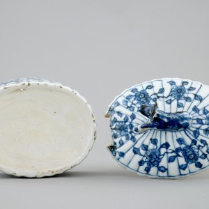 Een Chinese blauw-witte botervloot naar Delfts voorbeeld, Qianlong, 18e eeuw — foto 7