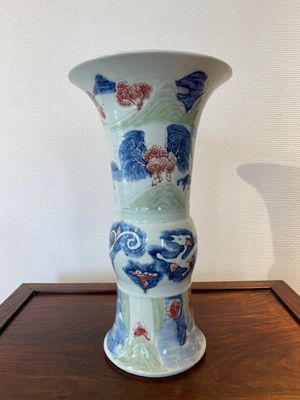 Een Chinese blauw-witte, celadon en onderglazuur rode 'yenyen' vaas, Kangxi merk, Qing — foto 3