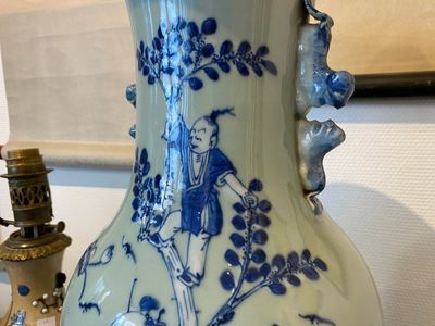 Een Chinese blauw-witte celadon vaas, een paar Nanking vazen en een famille verte vissenkom, 19e eeuw — foto 2